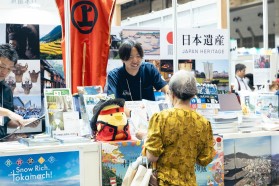 写真：来場者と歓談する地域の担当者