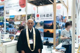 写真：展示コーナーに立つ僧侶