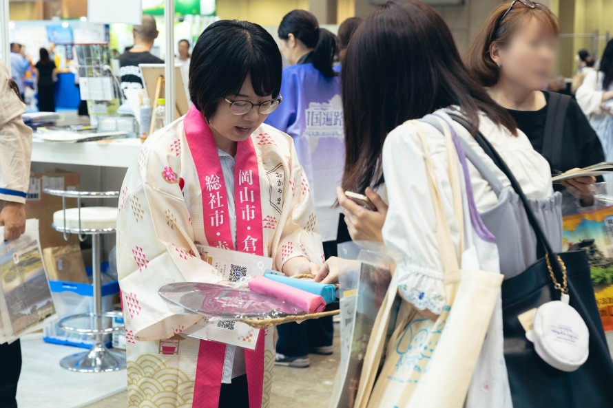 写真：来場者と歓談する地域の担当者