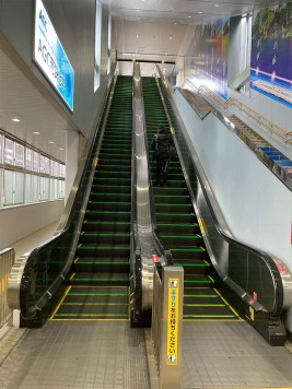 図8 エスカレーター
