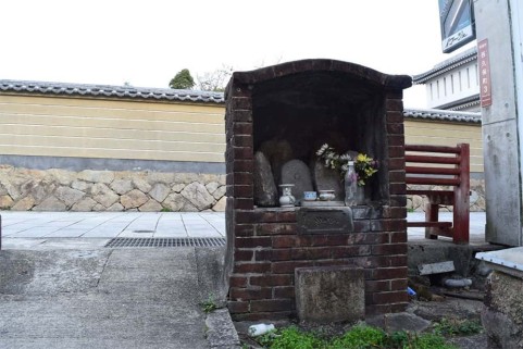 レンガの祠