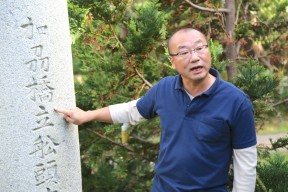 石鳥居に刻まれた「加州橋立船頭中」の文字