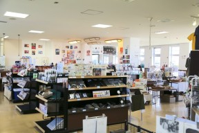 多様な食品や雑貨などを購入できる