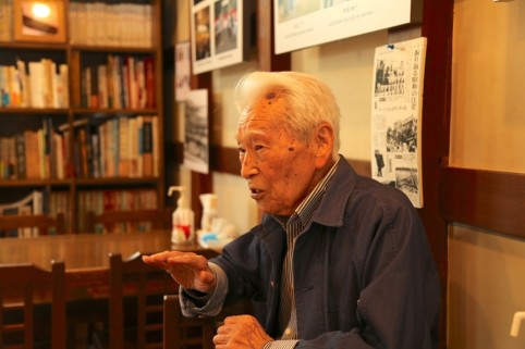 語り部茶屋のお話をする松村さん