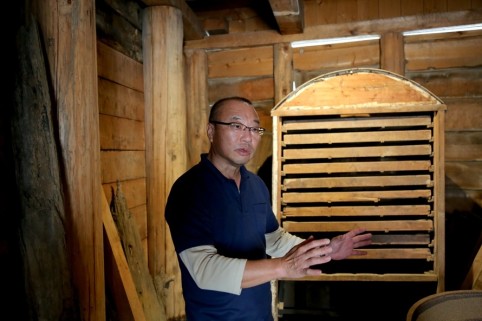旧中村家住宅の説明をする宮原さん
