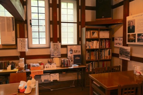 松村さんが手がけた、江差に関する著書や写真がずらり