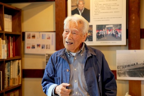 姥神大神宮渡御祭のお話をする松村さん