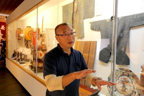 資料館の説明をする宮原さん