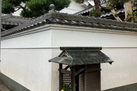 水玉をモチーフにした塀