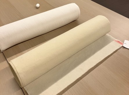 左から 繭玉・精練加工済後、生機