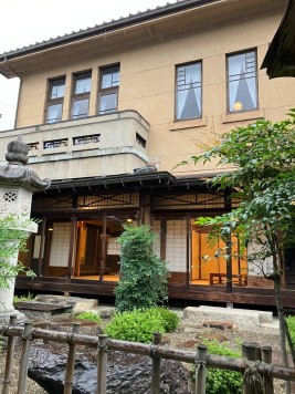 1階が日本家屋・2階が洋風住宅の屋敷