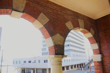 アーチ状に作られたベランダの飾り