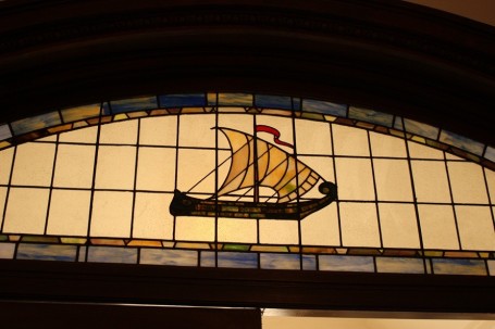 帆船のイラストが描かれたステンドグラス
