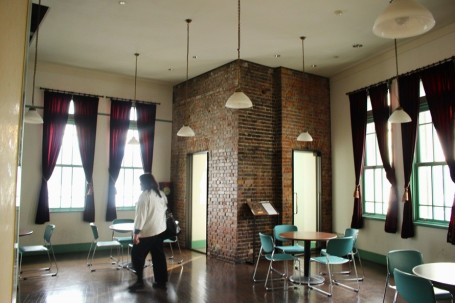 旧古河鉱業若松ビルの2階の部屋。市民のための多目的ホールとして貸し出されています。