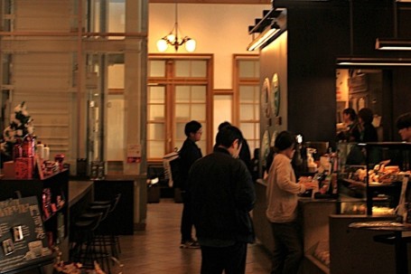 カフェとして利用されている旧三等待合室