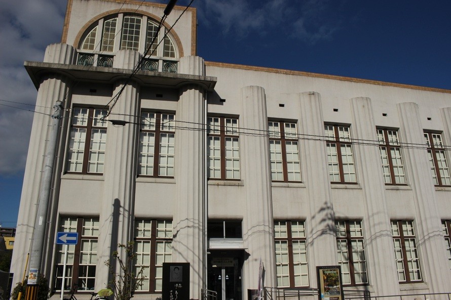 旧逓信省下関郵便局電話課庁舎（下関市立近代先人顕彰館田中絹代ぶんか館）