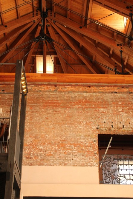 壁や床が取り除かれ、吹き抜けになった建物の内部