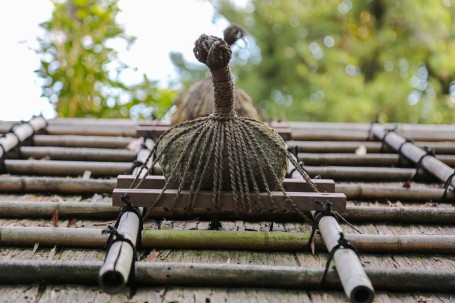 まげのような屋根石