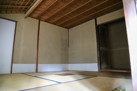 壁中央で途切れている柱