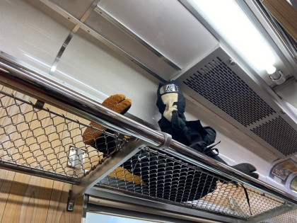 電車に乗り込むと、網棚の上に忍者が！