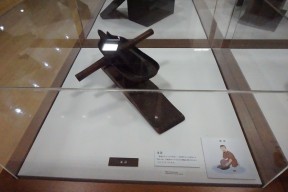 薬づくりの道具や薬草、資料