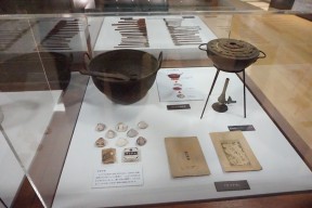 薬づくりの道具や薬草、資料