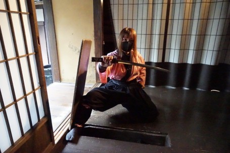 素早い動きで床板を外し、刀を構えるくノ一。