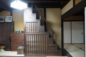 何人もが駆け上がった階段箪笥