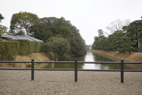 水を湛えた濠