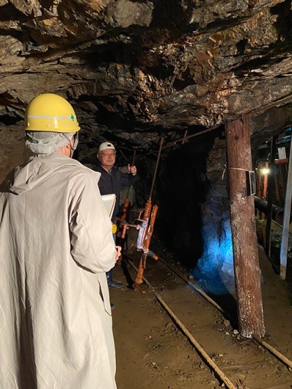 爆薬を仕掛けるために上向きの穴を空けるドリル、オフセットストーパ