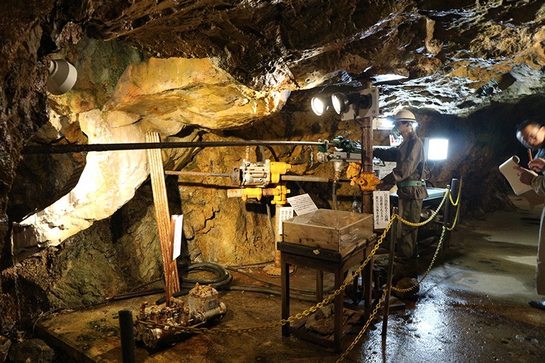 再現されたボーリング（鉱床調査）の様子