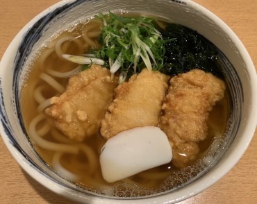 川面に紅葉　竜田揚げうどん（うどん山川）
