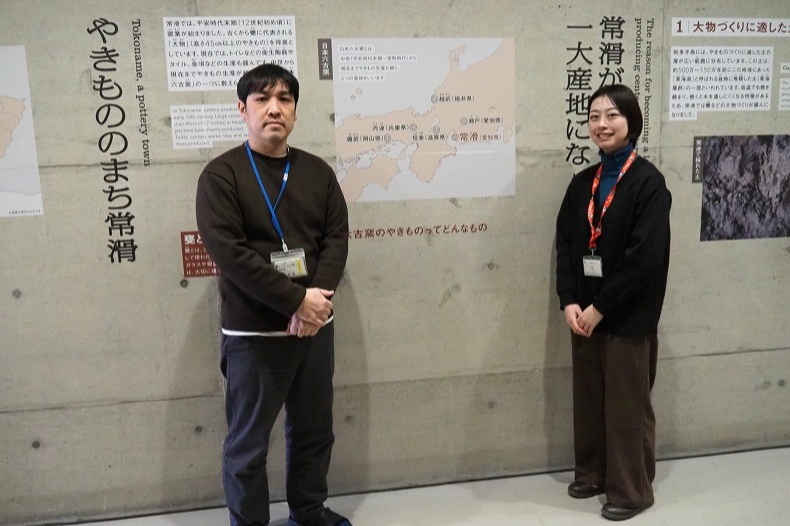 学芸員の小栗さん（左）、石津さん（右）