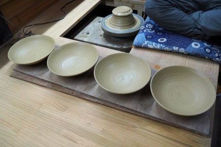 手際よく皿を作り上げる豊一さん