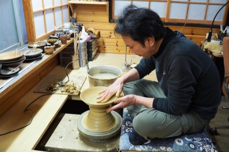 手際よく皿を作り上げる豊一さん