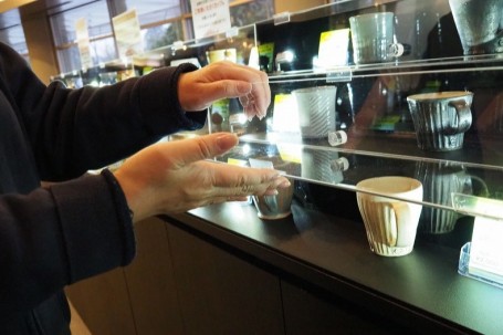 カフェコーナーで選べるさまざまなコーヒーカップ