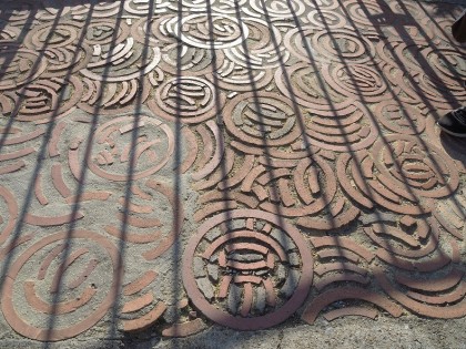 街の風景に溶け込む常滑焼の廃材