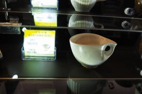 カフェコーナーで選べるさまざまなコーヒーカップ