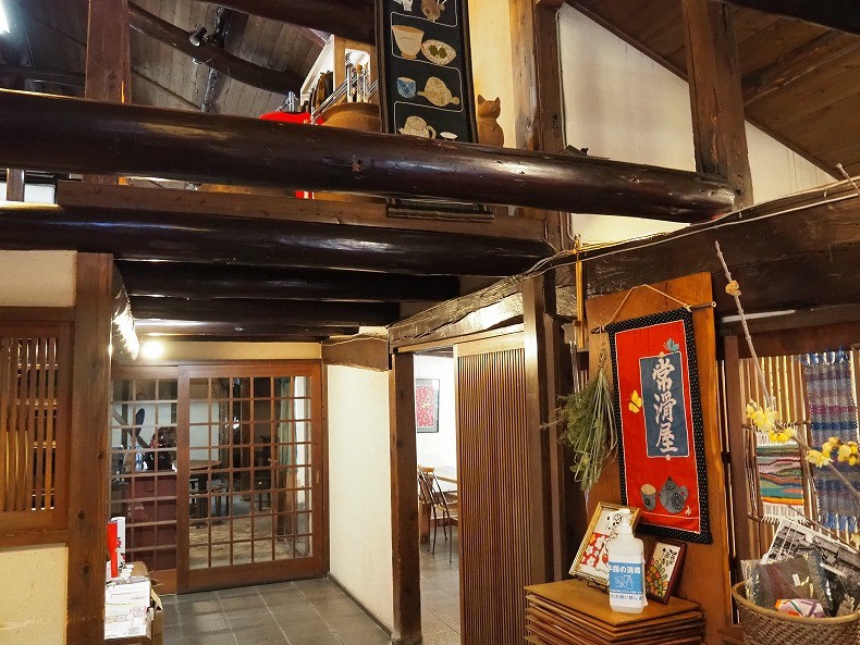 太い梁が何本も用いられた建物