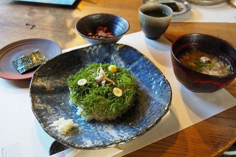 地魚を使ったちらし寿司のランチ