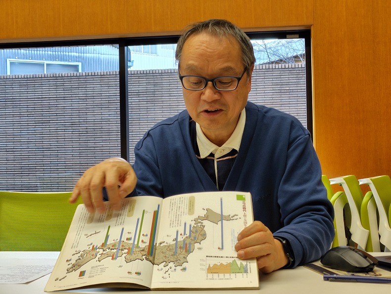 土管の全国生産量の変遷を説明する後藤さん