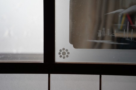 家紋入りのすりガラス