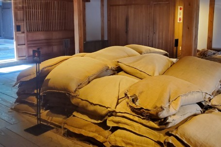 出島和蘭商館跡に再現されている、砂糖が保管されている様子