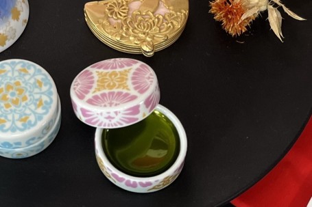 玉虫色に輝くお化粧用の紅。