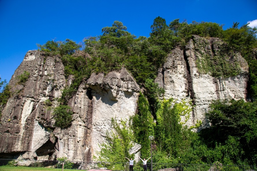 広大な凝灰岩の地層