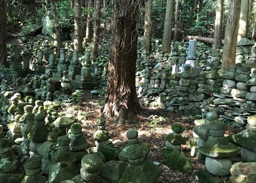 旧千燈寺・五輪塔群