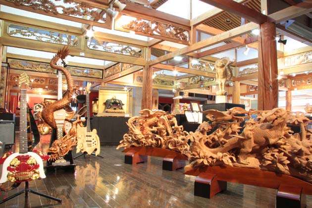 井波彫刻総合会館の木彫刻作品群