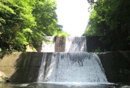 日川堰堤群 