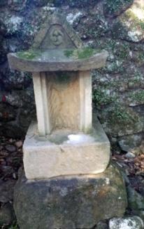 羽指中建立の石祠