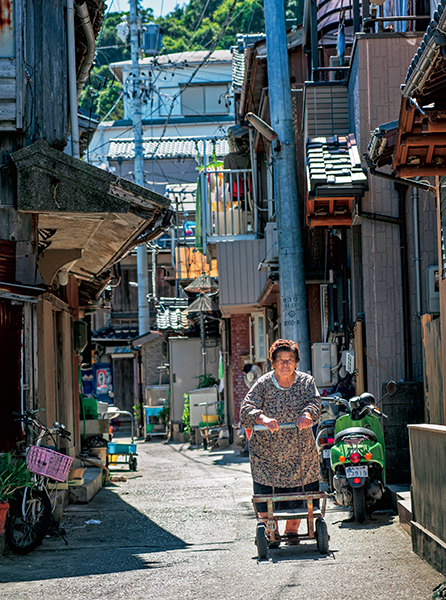 答志島の細い路地裏